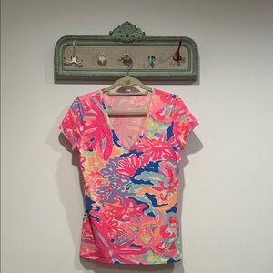 Lilly Pulitzer Vibrant Floral V-Neck Tee Short Sleeve medium